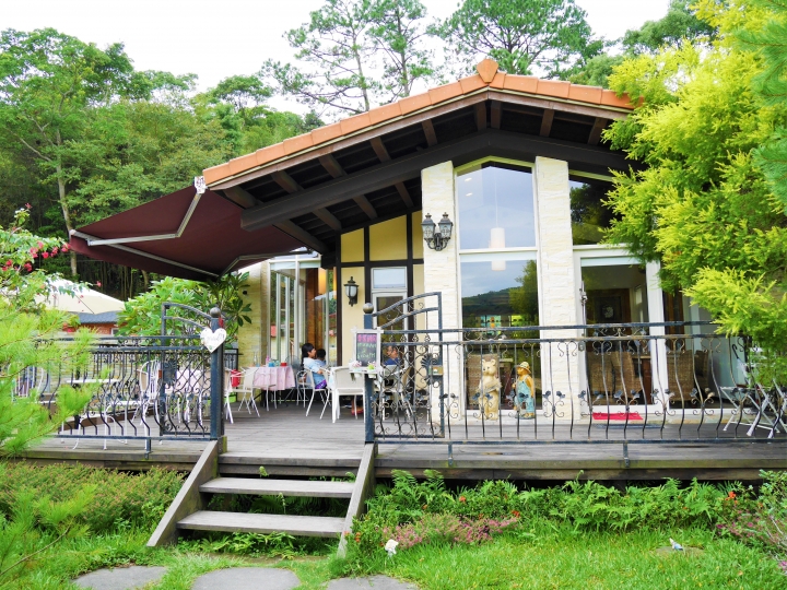 【三義 | 景觀餐廳】擁有透明玻璃座位的可愛森林小屋餐廳♣青松自在