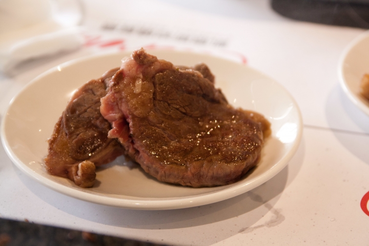 【美食。食記】台中 台中市 肉質中等 油煙稍重 牛排 豬排 雞排 凱恩斯岩燒餐廳