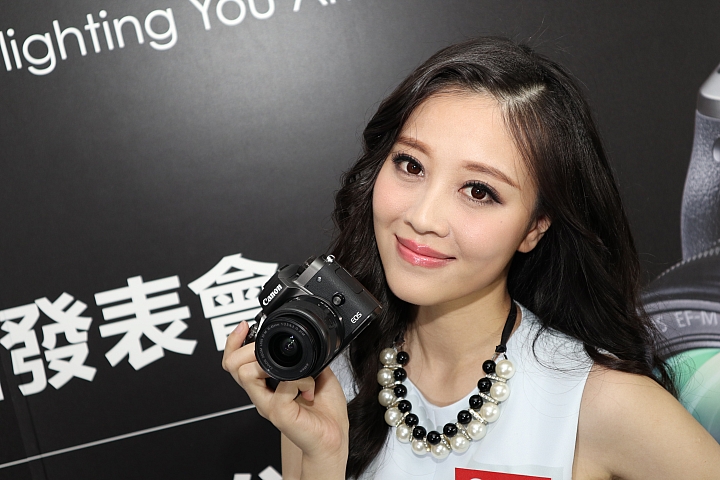 【採訪】Canon EOS M5 搭載DAF技術對焦超犀利,連拍每秒9張支援下翻自拍!