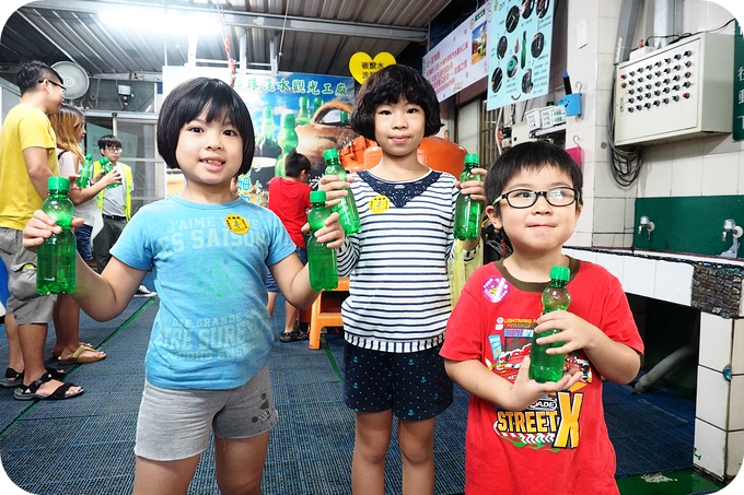 【苗栗遛小孩景點】汽水喝到飽,彈珠撿到飽,還有 「趣味 」的彈珠汽水DIY。大補內彈珠汽水觀光工廠!!!