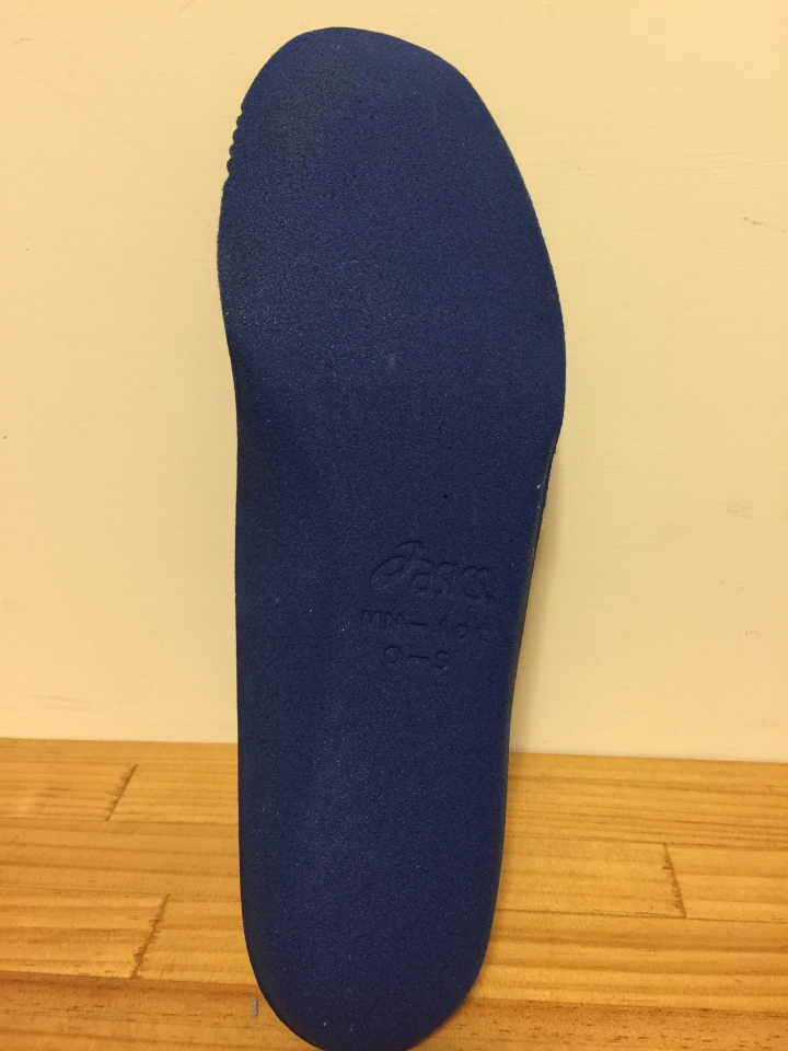 亞瑟士翔走 ASICS SKYSENSOR GLIDE 4-wide 開箱分享(附GEL-KAYANO 22比較)