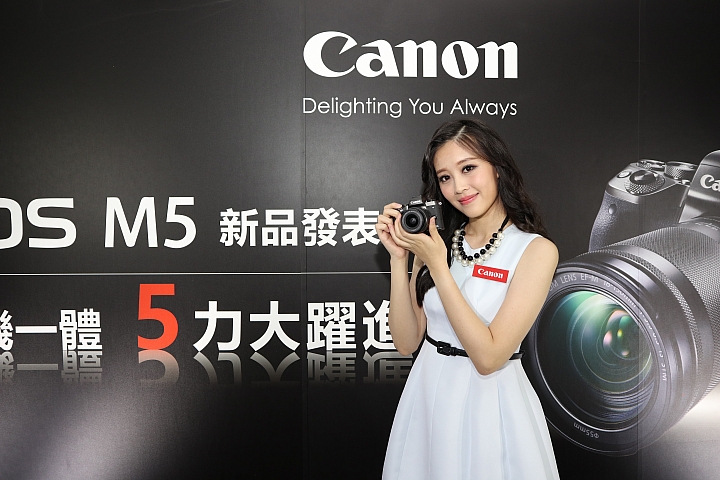 【採訪】Canon EOS M5 搭載DAF技術對焦超犀利,連拍每秒9張支援下翻自拍!