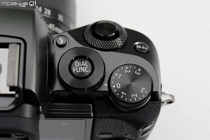 【採訪】Canon EOS M5 搭載DAF技術對焦超犀利,連拍每秒9張支援下翻自拍!