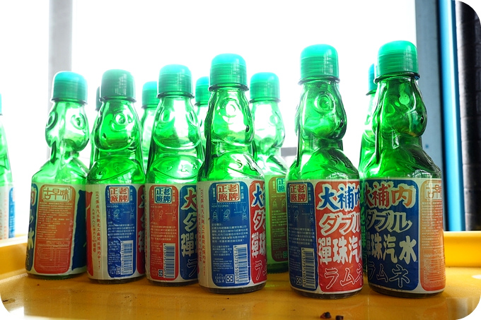 【苗栗遛小孩景點】汽水喝到飽,彈珠撿到飽,還有 「趣味 」的彈珠汽水DIY。大補內彈珠汽水觀光工廠!!!