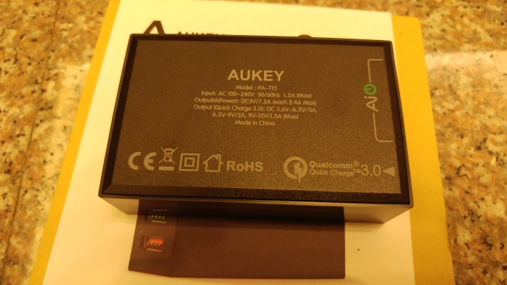 Aukey高通QC3.0快充5口USB(4+1快充)PA-T15充電器國標版開箱與測試