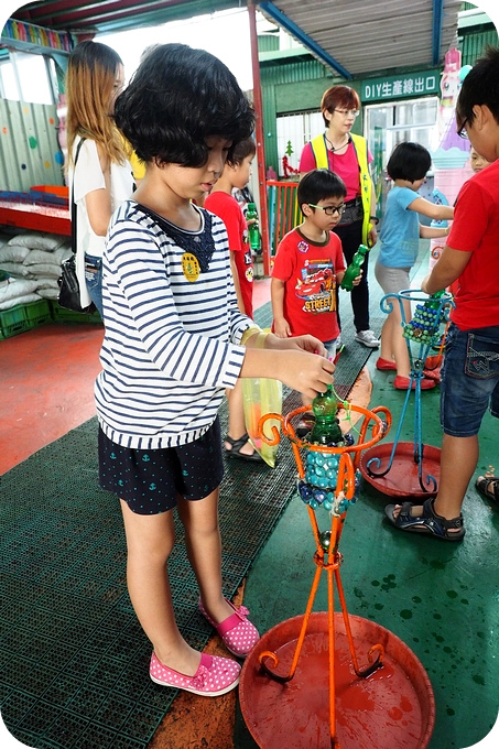 【苗栗遛小孩景點】汽水喝到飽,彈珠撿到飽,還有 「趣味 」的彈珠汽水DIY。大補內彈珠汽水觀光工廠!!!
