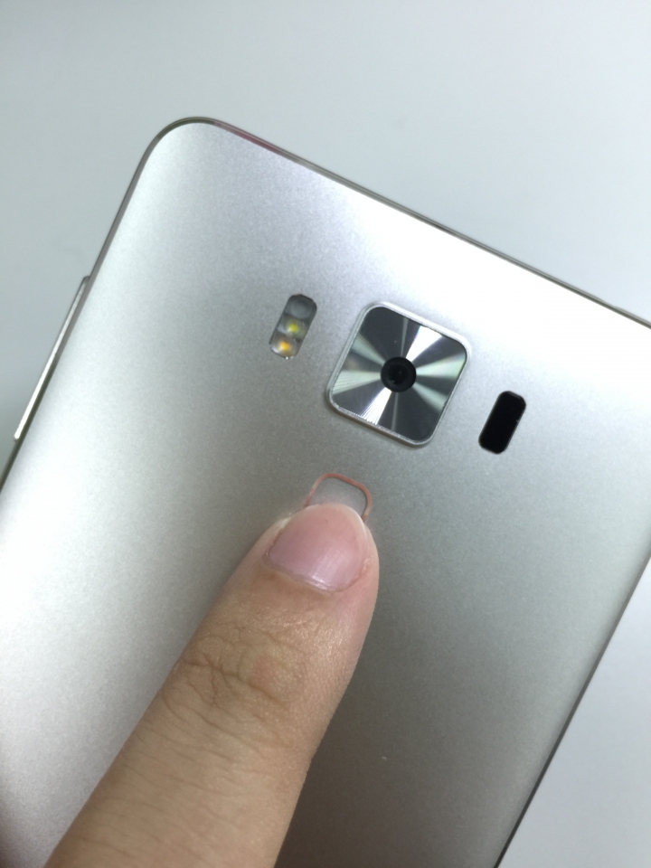 裸背新時尚ZenFone 3 Deluxe 5.5吋 ZS550KL冰河銀小開箱