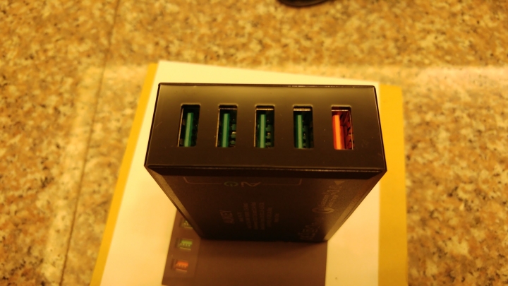 Aukey高通QC3.0快充5口USB(4+1快充)PA-T15充電器國標版開箱與測試
