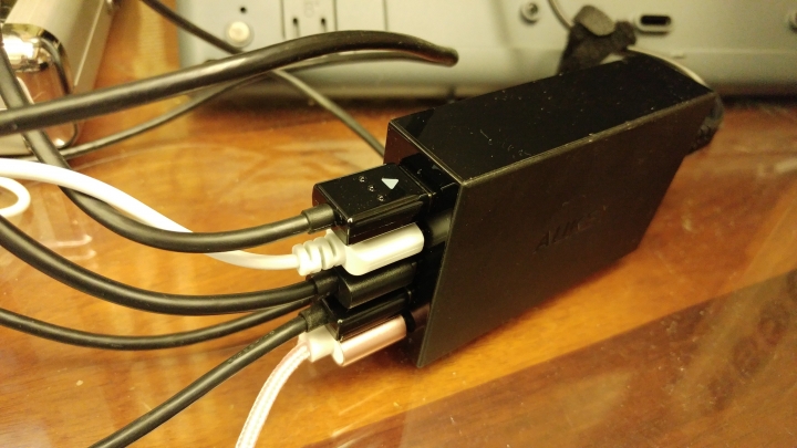 Aukey高通QC3.0快充5口USB(4+1快充)PA-T15充電器國標版開箱與測試