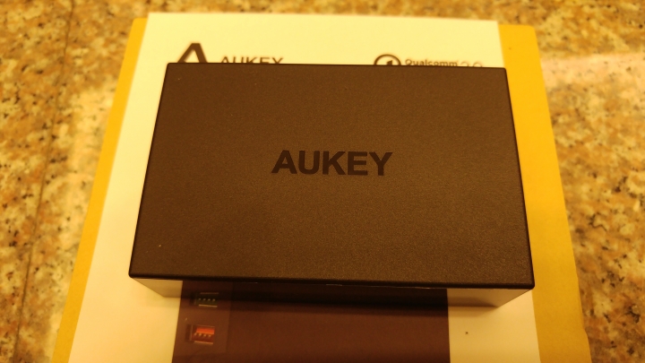 Aukey高通QC3.0快充5口USB(4+1快充)PA-T15充電器國標版開箱與測試
