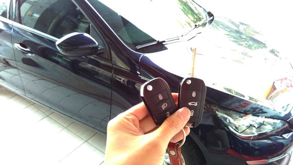 新買的PEUGEOT 308 只有一副摺疊遙控鑰匙