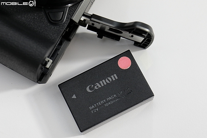 【採訪】Canon EOS M5 搭載DAF技術對焦超犀利,連拍每秒9張支援下翻自拍!