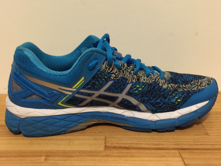 亞瑟士翔走 ASICS SKYSENSOR GLIDE 4-wide 開箱分享(附GEL-KAYANO 22比較)