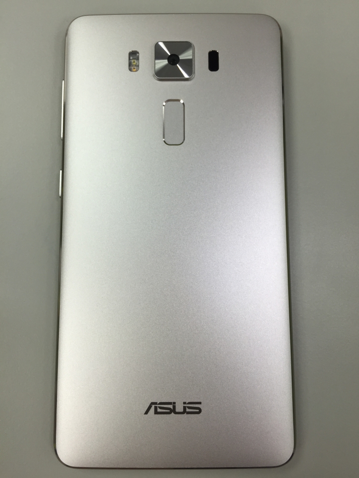 裸背新時尚ZenFone 3 Deluxe 5.5吋 ZS550KL冰河銀小開箱