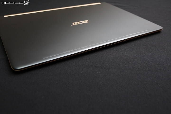 Acer Swift 7 約莫 1cm 的極致輕薄