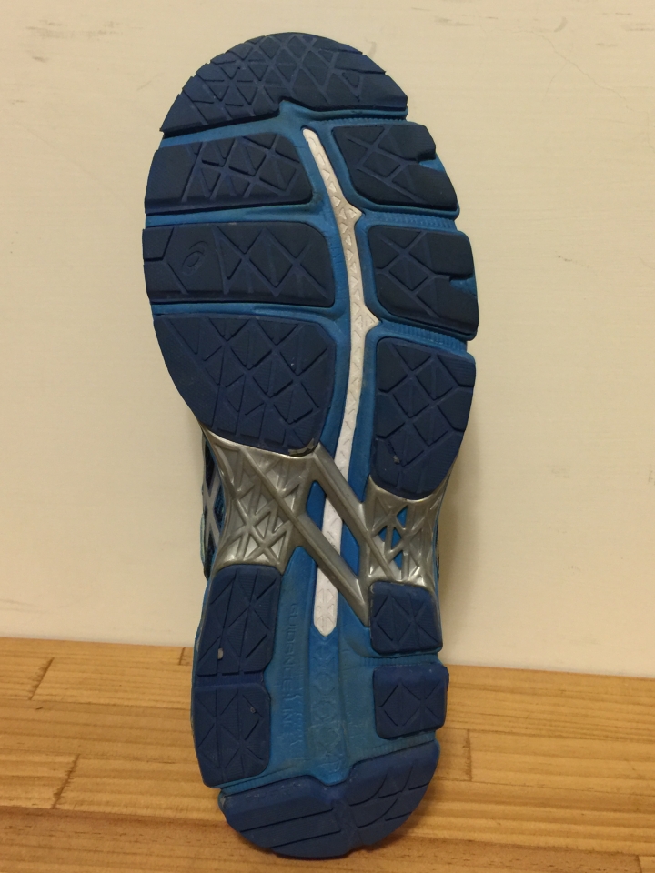 亞瑟士翔走 ASICS SKYSENSOR GLIDE 4-wide 開箱分享(附GEL-KAYANO 22比較)
