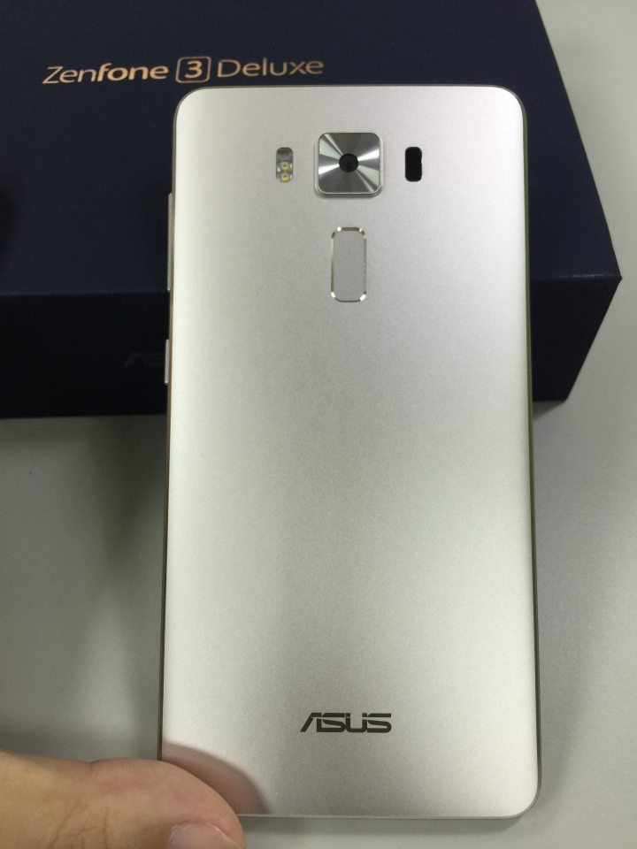 裸背新時尚ZenFone 3 Deluxe 5.5吋 ZS550KL冰河銀小開箱