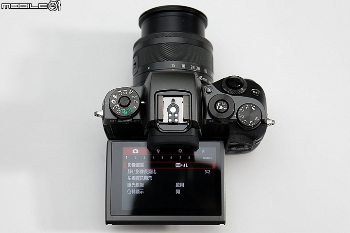 【採訪】Canon EOS M5 搭載DAF技術對焦超犀利,連拍每秒9張支援下翻自拍!