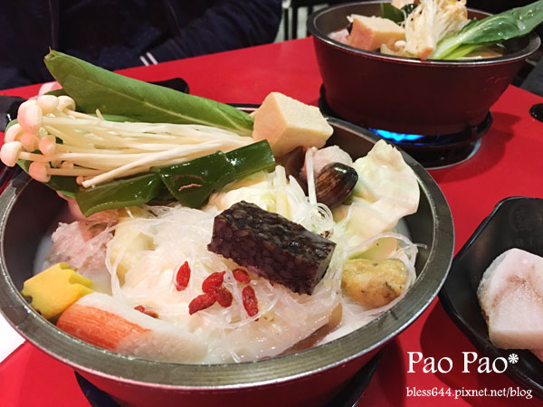 【台中】老先覺麻辣窯燒鍋(烏日店)~平價小火鍋~厚實龍骨湯底好順口