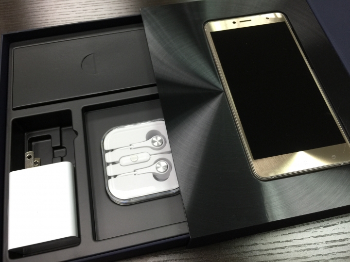 裸背新時尚ZenFone 3 Deluxe 5.5吋 ZS550KL冰河銀小開箱