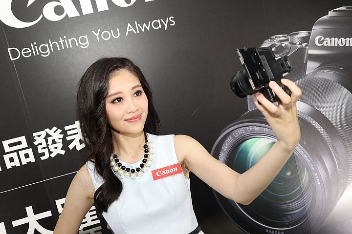 【採訪】Canon EOS M5 搭載DAF技術對焦超犀利,連拍每秒9張支援下翻自拍!