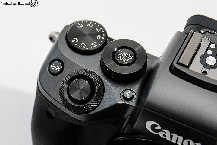 【採訪】Canon EOS M5 搭載DAF技術對焦超犀利,連拍每秒9張支援下翻自拍!