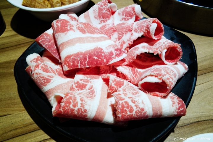 【台北中山│麻辣火鍋】詹記麻辣火鍋│網路評比台北最好吃的麻辣鴨血、像果凍般估溜滑嫩│鍋底鴨血豆腐我都好愛,雖然鍋底要另加價加點