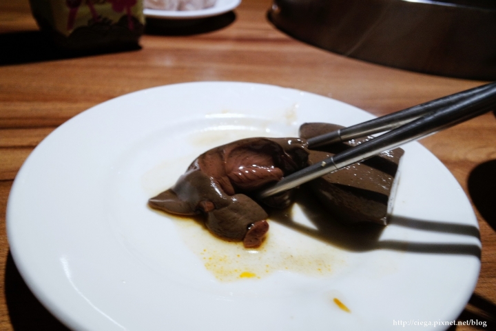 【台北中山│麻辣火鍋】詹記麻辣火鍋│網路評比台北最好吃的麻辣鴨血、像果凍般估溜滑嫩│鍋底鴨血豆腐我都好愛,雖然鍋底要另加價加點