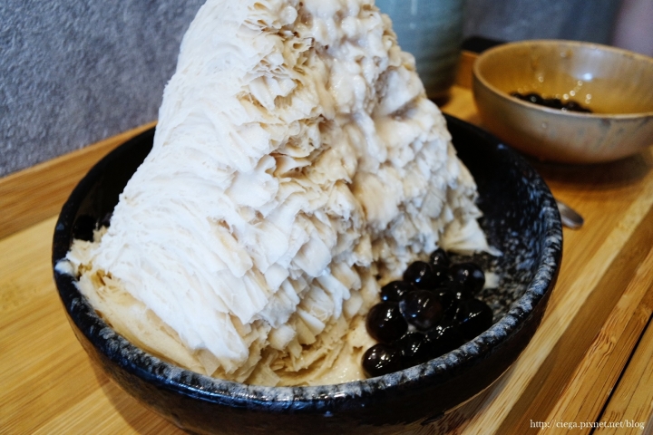 【高雄左營│冰品】岩雪 雪片の冰│日式純天然片片雪花冰,抹茶深濃茶香、奶茶香甜不膩,入口即化的夏天│近蓮池潭