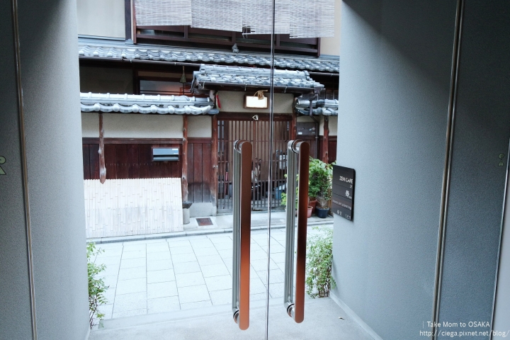 京都日式甜點│ゼンカフェZEN CAFE【拖著媽媽去關西】│鍵善良房新極簡概念店,老鋪的招牌新甜點「葛切」超級推薦│tabelog分數頗高,日本人午茶的私密咖啡館
