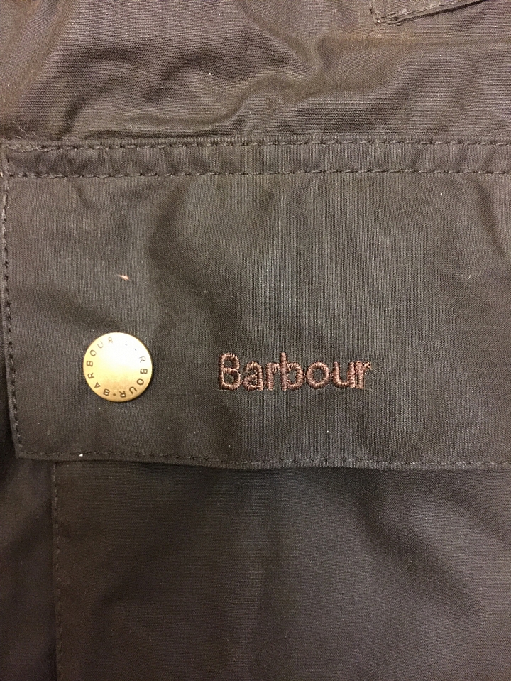有英國皇室認證, 哪還需要狗鐵絲. Barbour Ashby Wax Jacket