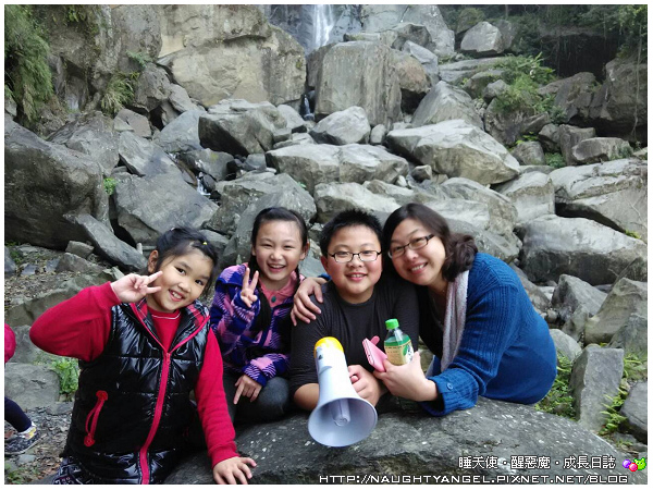 梅后蔓瀑布步道,就和《花湖美地露營區》的名字一樣美,這裡可以戲水,逛森林,還有好精采的生態觀察~