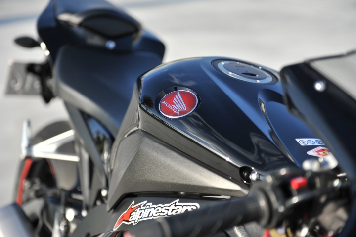 2016 HONDA CBR1000RR 簡易開箱(圖片分享)
