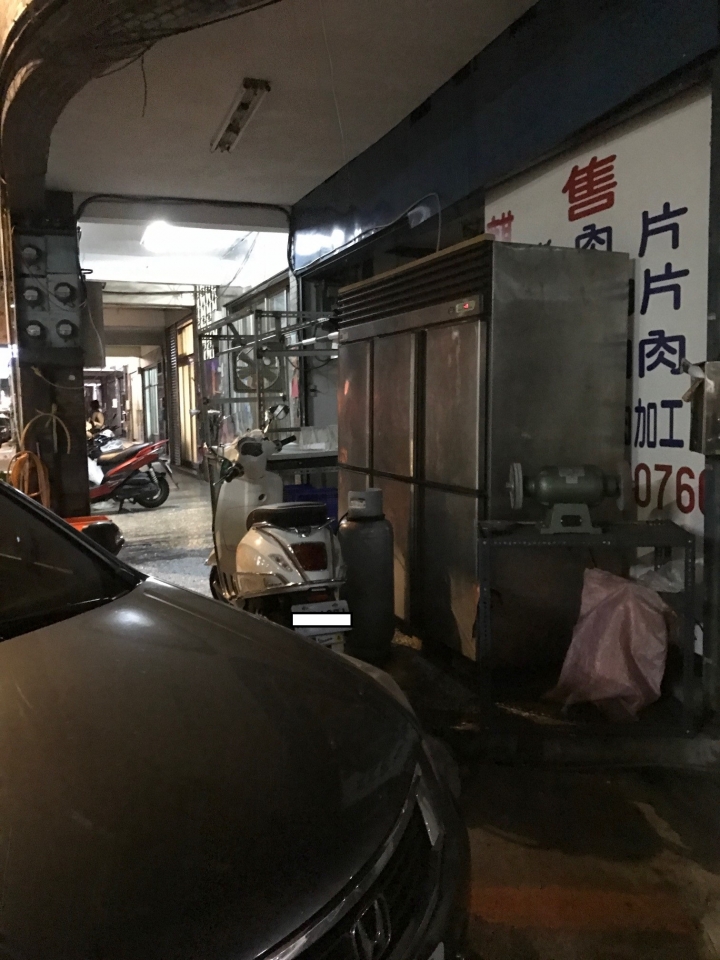 住家樓下開了豬肉攤...