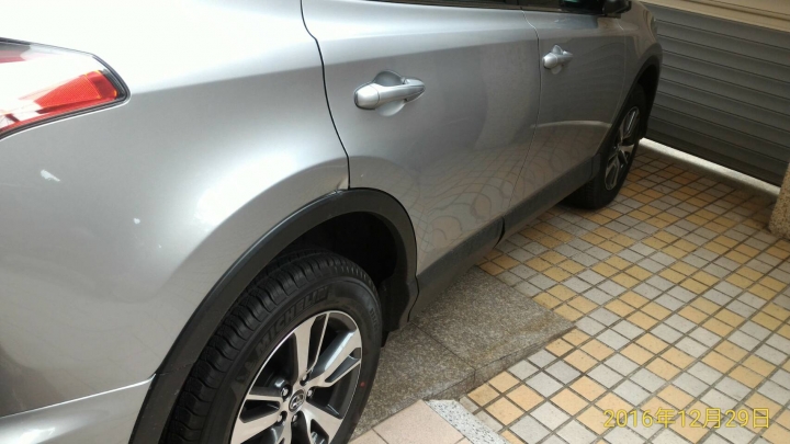 12月初新牽Toyota-RAV4,被A到,鈑金疑問?