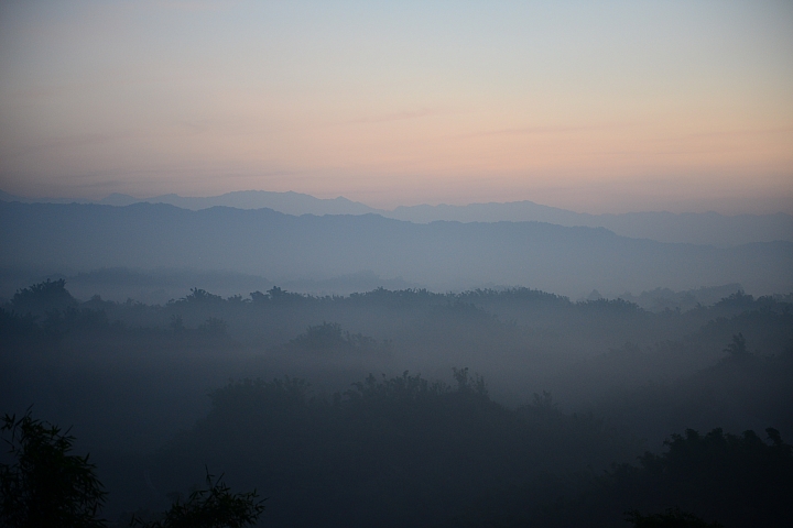 二寮看日出,等待層層疊霧中露出的陽光。