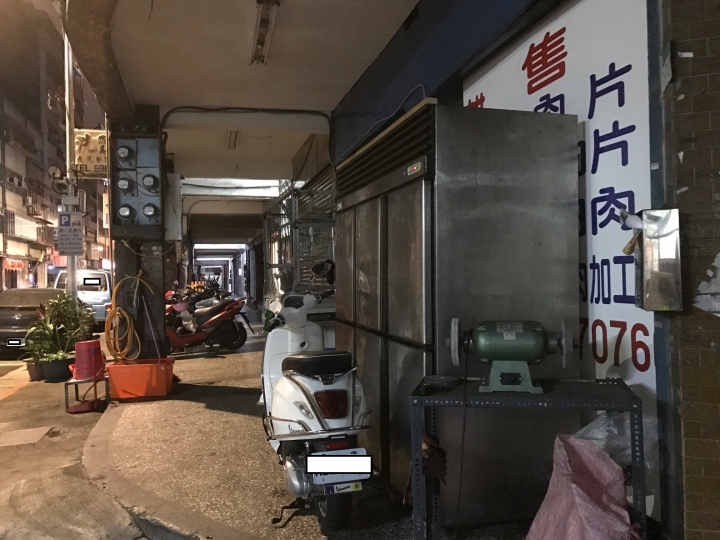 住家樓下開了豬肉攤...