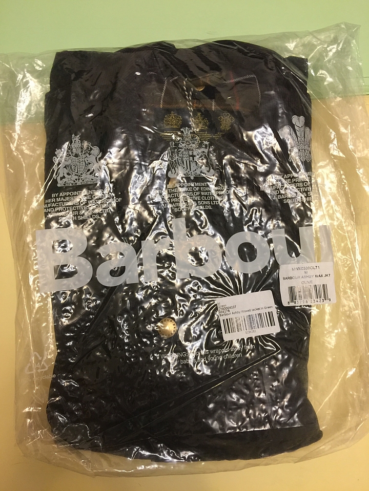 有英國皇室認證, 哪還需要狗鐵絲. Barbour Ashby Wax Jacket