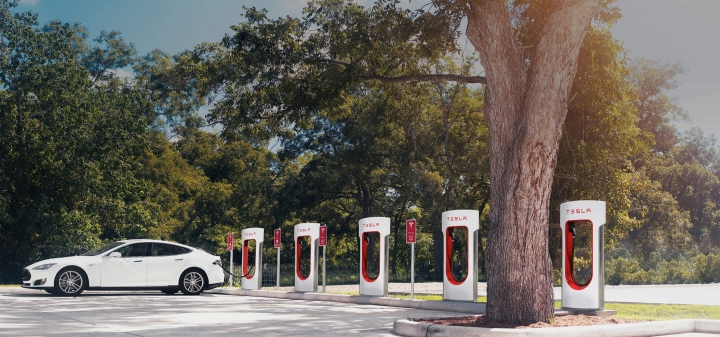 TESLA 電動車大利多,富田電機張金鋒承諾協助TESLA在銅鑼科學區園區建置超級充電站