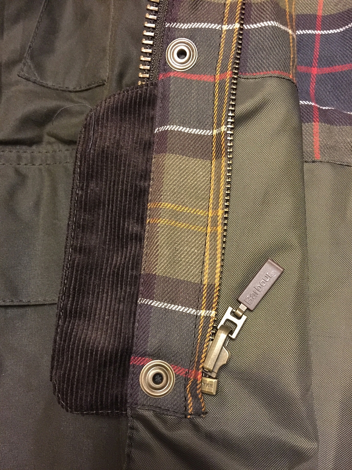 有英國皇室認證, 哪還需要狗鐵絲. Barbour Ashby Wax Jacket