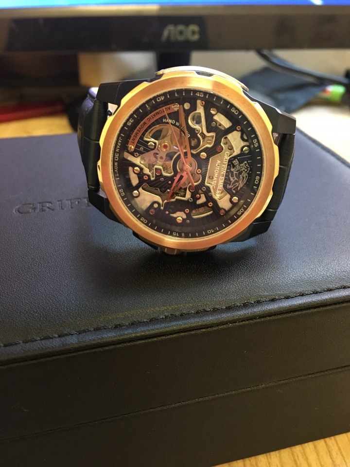 {極度不專業開箱+心得文}GRIFFIN EMBLEM評價 星空藍寶石法國機械錶