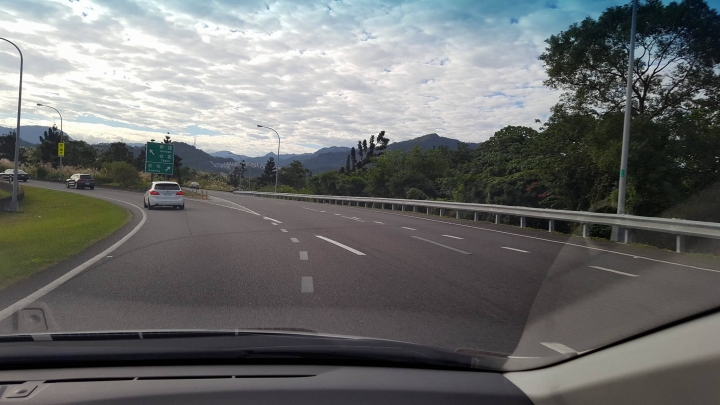 (求解)行駛高速公路未依規定變換車道?!