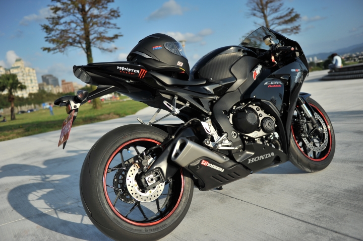 2016 HONDA CBR1000RR 簡易開箱(圖片分享)