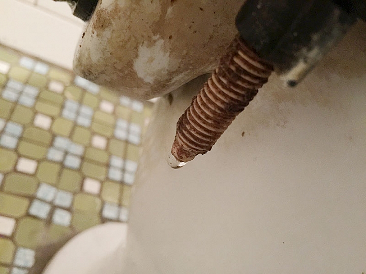 碰到黑心神鬼水電,敲馬桶竟收八千...