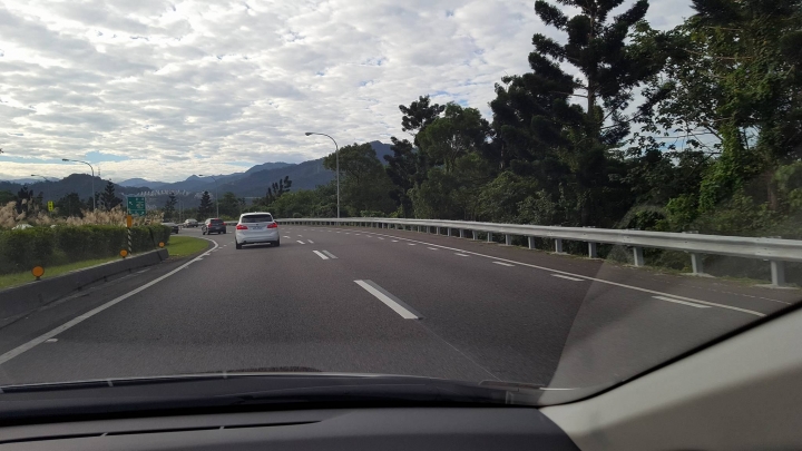 (求解)行駛高速公路未依規定變換車道?!