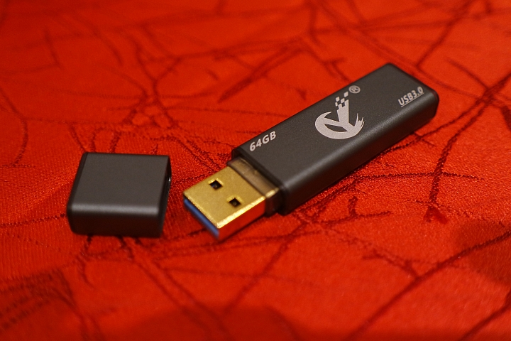 對面的好貨IS903 SLC 64G 隨身碟測試 讀寫300MB/s!