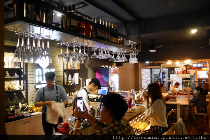【食記】Nine High久嗨微醺壹號店-台中必去餐酒館/推薦獨家飯蛋糕/sogo商圈/飛鏢吧