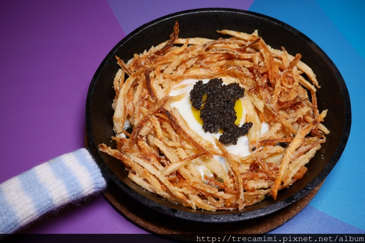 【食記】Nine High久嗨微醺壹號店-台中必去餐酒館/推薦獨家飯蛋糕/sogo商圈/飛鏢吧