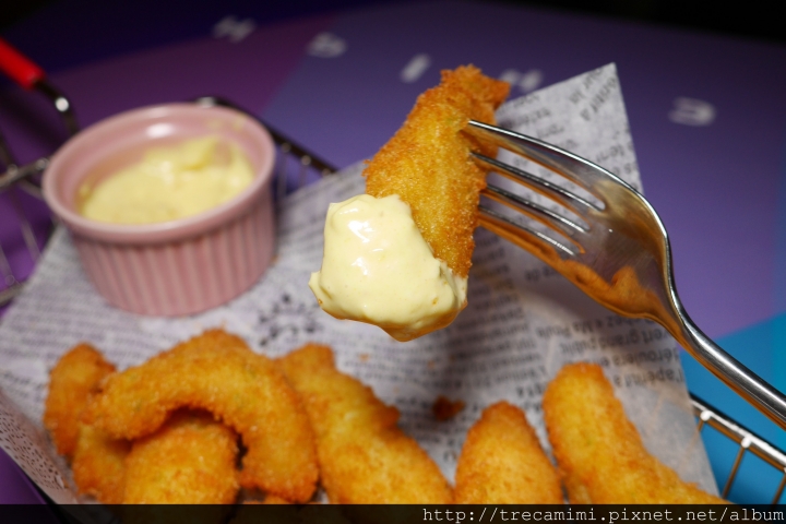 【食記】Nine High久嗨微醺壹號店-台中必去餐酒館/推薦獨家飯蛋糕/sogo商圈/飛鏢吧