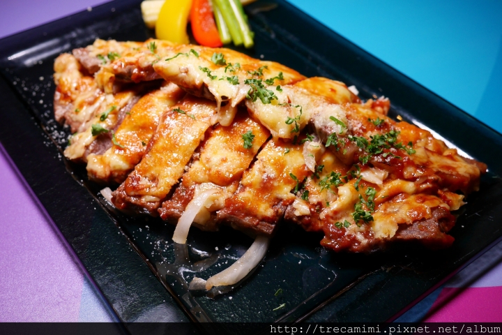 【食記】Nine High久嗨微醺壹號店-台中必去餐酒館/推薦獨家飯蛋糕/sogo商圈/飛鏢吧